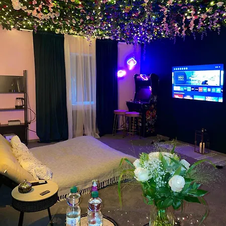 Mit Whirlpool, Sauna, Pole Dance Und Mehr Essen